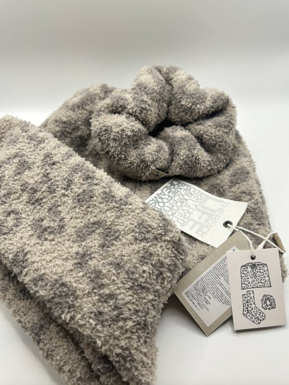 🐆 NWT CozyChic® Leopard Print Scrunchie & Socks Gift Set | Linen/Warm Gray - Picture 3 of 8